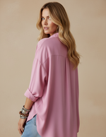 Carregar imagem no visualizador da galeria, Camisa rosa modelo costas
