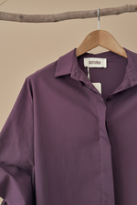 Cargue la imagen en el visor de la galería,Camisa roxa - detalhe colarinho
