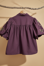 Carregar imagem no visualizador da galeria, Camisa roxo costas — fundo estúdio bege
