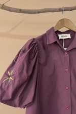 Carregar imagem no visualizador da galeria, Camisa roxo detalhe — fundo estúdio bege
