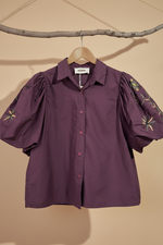 Carregar imagem no visualizador da galeria, Camisa roxo frente — fundo estúdio bege
