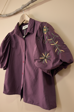 Carregar imagem no visualizador da galeria, Camisa roxo lateral — fundo estúdio bege
