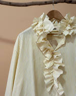 Carregar imagem no visualizador da galeria, Camisa às riscas amarelo claro e pérola - detalhe gola com folhos e etiqueta
