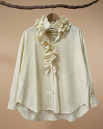 Carregar imagem no visualizador da galeria, Camisa às riscas amarelo claro e pérola - vista frontal com folhos
