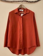 Carregar imagem no visualizador da galeria, Camisa terracotta - fundo bege estúdio 1
