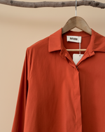 Carregar imagem no visualizador da galeria, Camisa terracotta - fundo bege estúdio 2
