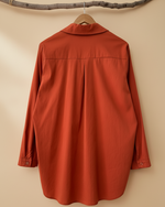 Carregar imagem no visualizador da galeria, Camisa terracotta - fundo bege estúdio 3
