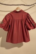 Carregar imagem no visualizador da galeria, Camisa tijolo costas — fundo estúdio bege
