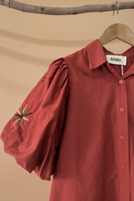 Carregar imagem no visualizador da galeria, Camisa tijolo detalhe — fundo estúdio bege
