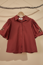 Carregar imagem no visualizador da galeria, Camisa tijolo frente — fundo estúdio bege

