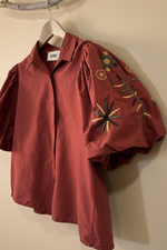 Carregar imagem no visualizador da galeria, Camisa tijolo lateral — fundo estúdio bege
