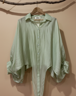 Carregar imagem no visualizador da galeria, Camisa verde frente - fundo bege
