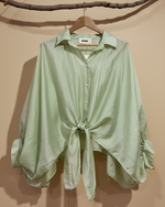 Carregar imagem no visualizador da galeria, Camisa verde menta com laço - fundo bege
