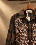 Cargue la imagen en el visor de la galería,Camisa xadrez bordado paisley — detalhe
