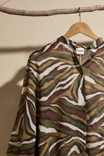Cargue la imagen en el visor de la galería,Camisa zebra - detalhe
