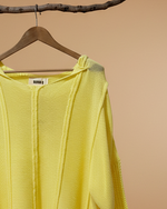 Carregar imagem no visualizador da galeria, Camisola amarela de malha - detalhe decote e etiqueta Naftalina
