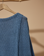 Carica l'immagine nel visualizzatore della galleria,Camisola azul de malha - detalhe ombro e decote
