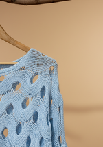 Carregar imagem no visualizador da galeria, Camisola azul de malha vazada - detalhe ombro e decote
