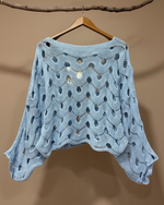 Carregar imagem no visualizador da galeria, Camisola azul de malha vazada - vista traseira com bainha assimétrica
