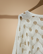 Carregar imagem no visualizador da galeria, Camisola creme de malha vazada - detalhe ombro e decote
