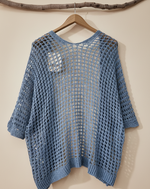 Carica l'immagine nel visualizzatore della galleria,Camisola crochet azul costas — fundo estúdio bege
