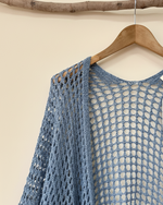 Carica l'immagine nel visualizzatore della galleria,Camisola crochet azul detalhe — fundo estúdio bege
