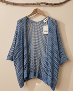 Carica l'immagine nel visualizzatore della galleria,Camisola crochet azul — fundo estúdio bege
