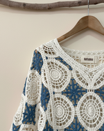 Cargue la imagen en el visor de la galería,Camisola crochet bicolor — detalhe estúdio
