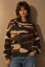 Carregar imagem no visualizador da galeria, Camisola de malha numa modelo boho rock com cabelo wolfcut
