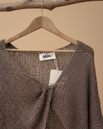 Load image in the gallery viewer,Camisola malha aberta detalhe
