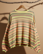 Carregar imagem no visualizador da galeria, Camisola riscas coloridas frontal - fundo estúdio bege
