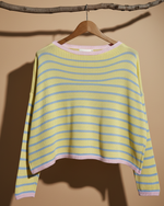 Carregar imagem no visualizador da galeria, Camisola riscas traseira - fundo estúdio bege
