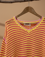 Chargez l'image dans la visionneuse de la galerie,Camisola às riscas com fundo bege estúdio - detalhe decote
