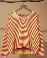 Chargez l'image dans la visionneuse de la galerie,Camisola às riscas com fundo bege estúdio - vista frontal
