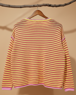 Chargez l'image dans la visionneuse de la galerie,Camisola às riscas com fundo bege estúdio - vista traseira
