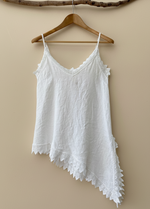 Carregar imagem no visualizador da galeria, Camisole lace branca - fundo bege estúdio 1
