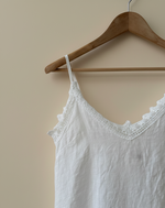 Carregar imagem no visualizador da galeria, Camisole lace branca - fundo bege estúdio 2 corrigida
