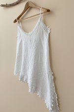 Carregar imagem no visualizador da galeria, Camisole lace branca - fundo bege estúdio 3
