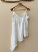 Carregar imagem no visualizador da galeria, Camisole lace branca - fundo bege estúdio 4
