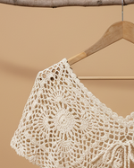 Carregar imagem no visualizador da galeria, Capa crochet fundo bege - detalhe
