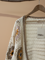 Carregar imagem no visualizador da galeria, Cardigan crochet com fundo de estúdio bege - detalhe
