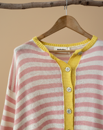 Load image in the gallery viewer,Cardigan riscas - detalhe com fundo bege
