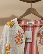 Carregar imagem no visualizador da galeria, Casaco bordado detalhe
