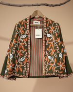 Carregar imagem no visualizador da galeria, Casaco bordado verde com fundo de estúdio bege - frontal aberto
