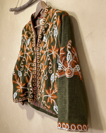 Carregar imagem no visualizador da galeria, Casaco bordado verde com fundo de estúdio bege - lateral
