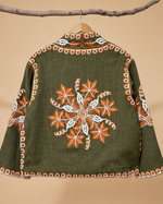 Carregar imagem no visualizador da galeria, Casaco bordado verde com fundo de estúdio bege - traseira
