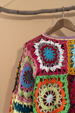 Load image in the gallery viewer,Casaco Crochet Colorido — Detalhe
