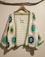 Carregar imagem no visualizador da galeria, Casaco crochet frente - fundo bege
