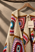 Carregar imagem no visualizador da galeria, Casaco Crochet Granny Square - Detalhe
