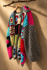 Carica l'immagine nel visualizzatore della galleria,Casaco crochet patchwork — ângulo

